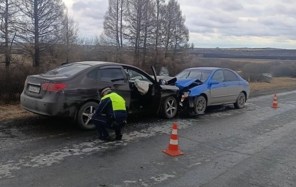 Три человека пострадали в лобовом ДТП из-за запрещенного обгона на трассе под Туринском