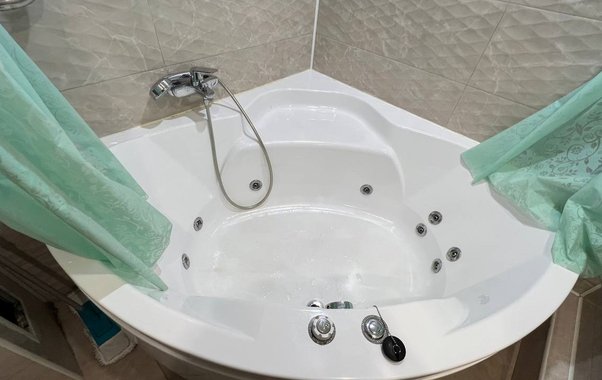 20 мл на стакан воды — и ванна как новая: от налета и ржавчины не осталось и следа — секрет от специалиста