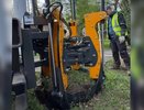 Глава Нижнего Тагила опробовал новую машину для пересадки деревьев в Комсомольском сквере