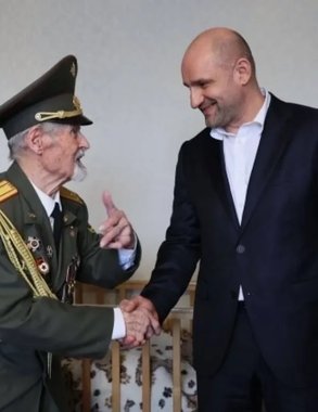 Полпред Артем Жога поздравил 100-летнего ветерана из Свердловской области с юбилеем