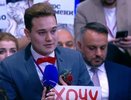 Красная бабочка и табличка: екатеринбуржец, позвавший девушку замуж при Путине, назвал дату свадьбы