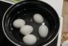 Никогда не кладите варёные яйца в холодную воду: учёные объяснили почему