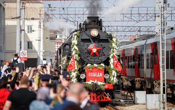 «Эшелон Победы» прибыл на вокзал Екатеринбурга под звуки духового оркестра