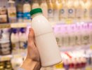 Почему нельзя хранить молоко в дверце холодильника: объяснение специалиста