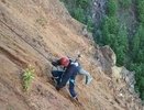 «В 30 метрах от бездны»: в Нижнем Тагиле спасатели на верёвках вытащили двух подростков из карьера