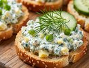 Быстрая зелёная паста для бутербродов: бюджетная закуска из огурца, зелени и плавленого сыра за 15 минут