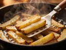 Чтобы жареная картошка не пригорала и не становилась «пареной»: 5 тонкостей для идеальной корочки
