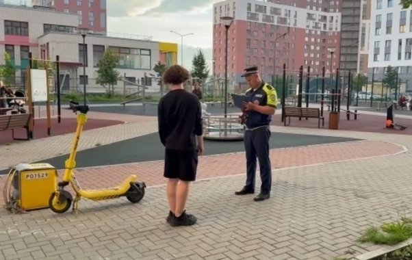 Ребёнок в больнице: в Екатеринбурге юноша на самокате сбил малыша