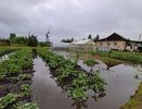 В Кушве, пострадавшей от смерча, подтопило дома из-за засорения русла реки