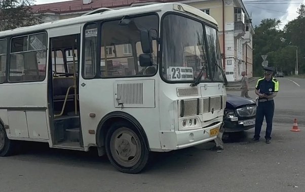 «Отвлёкся и не заметил»: пять пассажиров автобуса пострадали в ДТП в Первоуральске