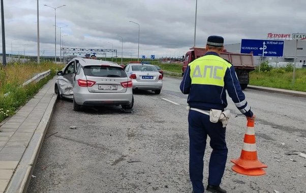 Кошмар на перекрестке: лихач на Hyundai протаранил семью с детьми в Екатеринбурге