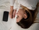 Почему нельзя спать с телефоном рядом с головой: и дело не только в излучении