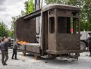 300-килограммовая скульптура и 10-тонный вагон: в Екатеринбурге монтируют памятник Балабанову