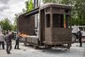 300-килограммовая скульптура и 10-тонный вагон: в Екатеринбурге монтируют памятник Балабанову