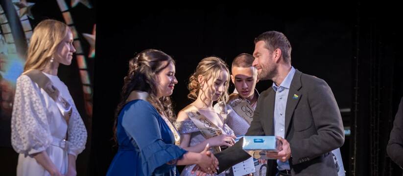 Депутаты Алексей Вихарев и Дмитрий Николаев поздравили выпускников школы № 67