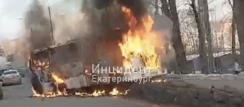 Автобус загорелся на улице Новинской Екатеринбурга