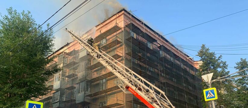 В центре Екатеринбурга загорелась крыша пятиэтажного дома