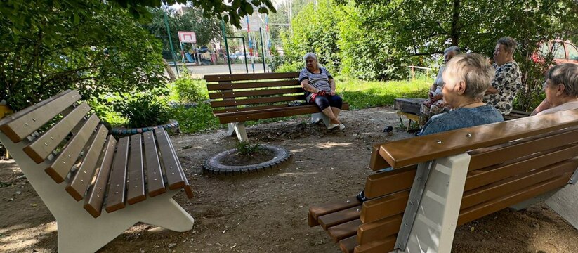 Алексей Вихарев помог заменить скамейки во дворе дома на Шефской