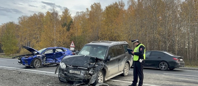 В Екатеринбурге водитель подобрал попутчицу с ребенком и попал с ними в серьезную аварию
