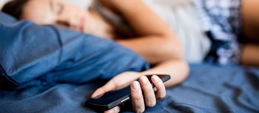 Излучает электромагнитное поле: почему опасно держать телефон под подушкой во время сна.