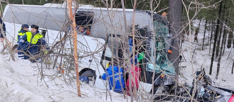 Автобус с детьми столкнулся с легковушкой: в страшной аварии в Свердловской области погибли четыре человека