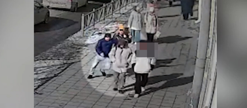 В центре Екатеринбурга мужчина напал на студентку