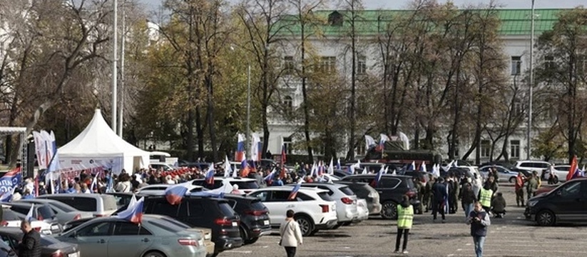 Военная техника и сотни людей на площади: екатеринбуржцы отметили день рождения Путина