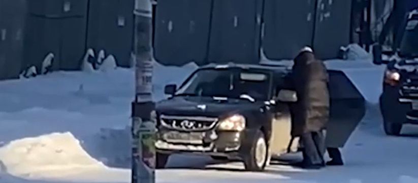 Навязчивый пассажир: на Уралмаше странная женщина подсаживается в чужие автомобили и отказывается выходить