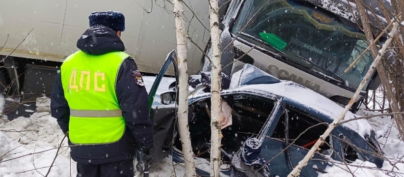 Lada всмятку: в страшной аварии на Серовском тракте погибли два человека