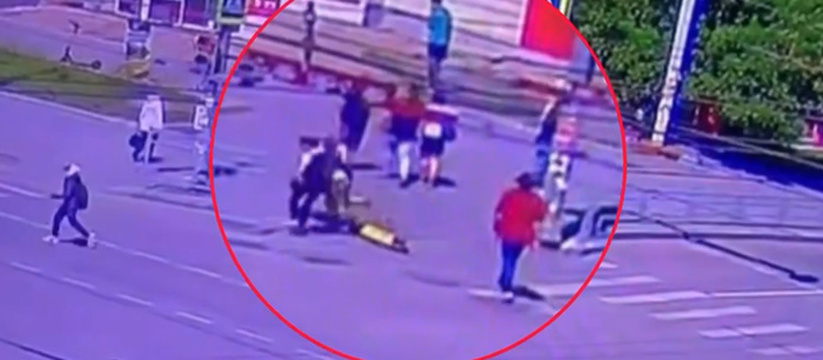 Екатеринбурженка на самокате врезалась в женщину на пешеходном переходе
