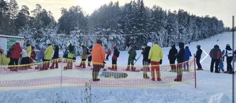 Толпы народа: ажиотаж на открытии сезона в уральском комплексе устроили горнолыжники