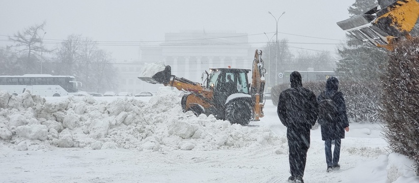 Перекрыли трассы, перенесли авиарейсы: Екатеринбург не справляется со снегопадами