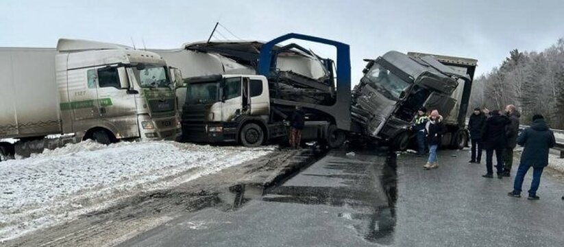 Дородный коллапс: три грузовика столкнулись на трассе Екатеринбург — Тюмень