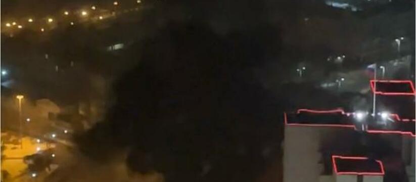 Валит чёрный дым: возле здания правительства Свердловской области вспыхнул пожар