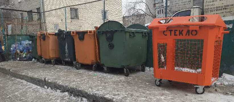 В Екатеринбурге почти на 30 контейнерных площадках обнаружили, что на новых металлических сетках для сбора пластика появились надписи «Стекло»