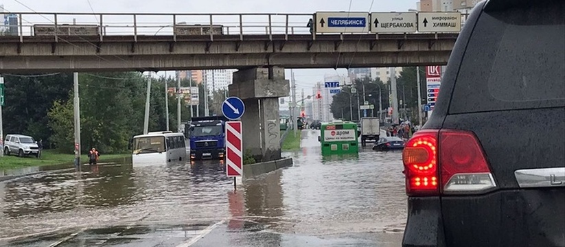 Под мостом Щербакова — Самолетная закрыли движение из-за прорыва воды