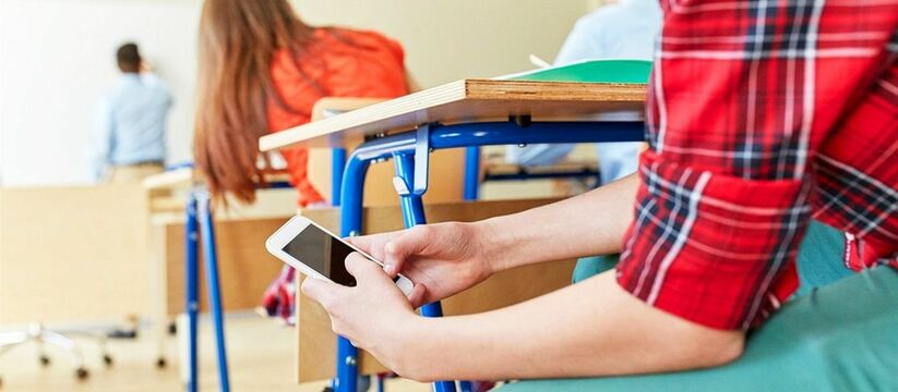  Телефоны под запретом: в школах Екатеринбурга запретят пользоваться гаджетами