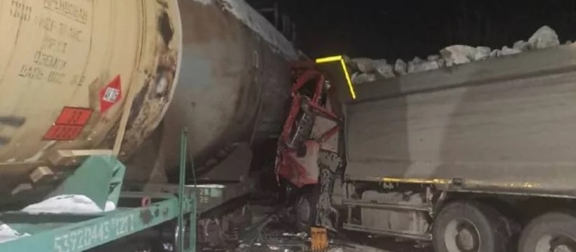 В рубашке родились: в Екатеринбурге товарный поезд протаранил грузовик