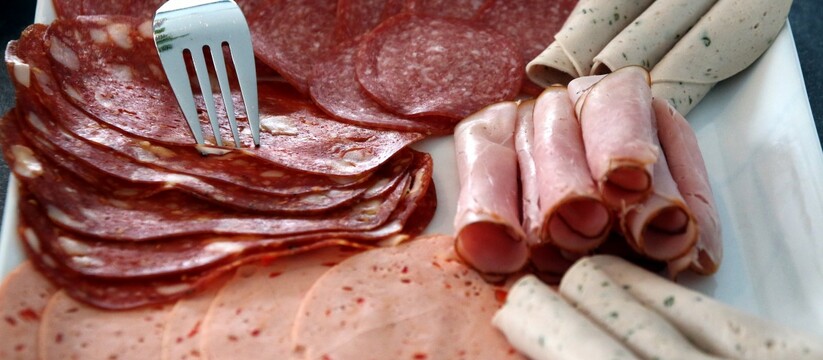 Палка гадости: Роскачество назвало марки колбас, которые опасно есть