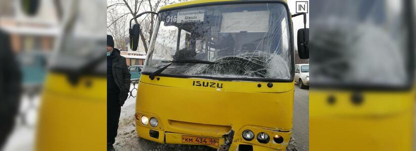 В ДТП с автобусами в Екатеринбурге пострадали два взрослых и два ребенка