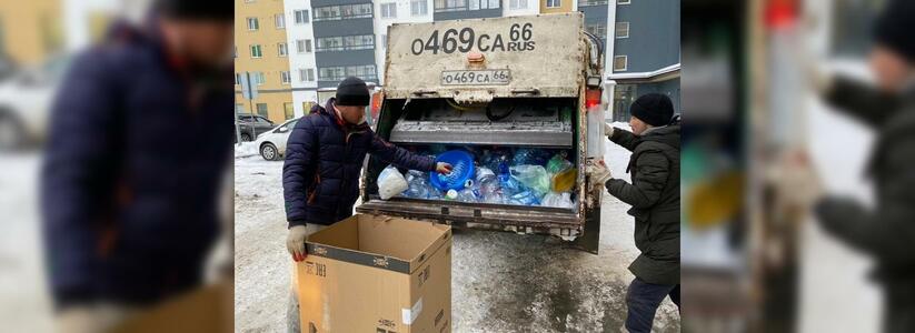 Свердловчане массово ломают мусорные контейнеры