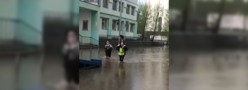 Екатеринбуженка поблагодарила сотрудников ГИБДД за спасение: во время ливней ее с детьми вынесли из авто