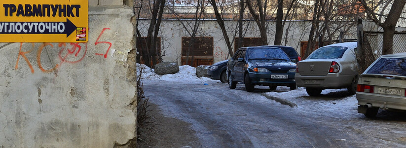 Прокуратура Екатеринбурга ищет виновного в падении глыбы льда на детскую коляску