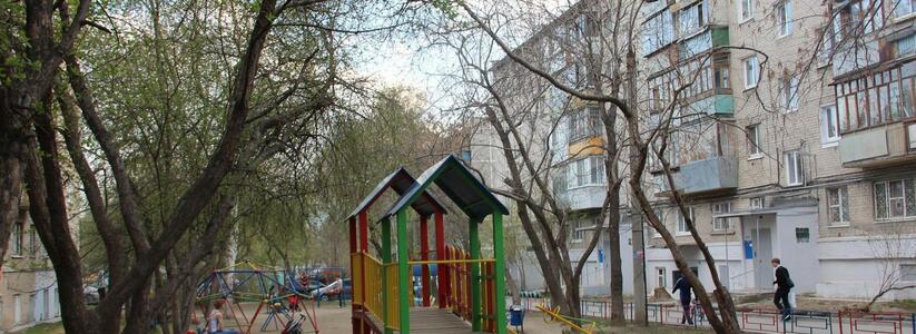 "Если хочу наказать детей - ставлю их к окну": россияне делятся худшими видами дворов