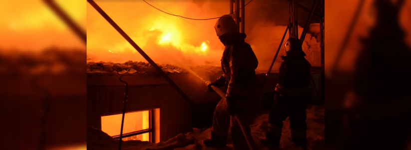 В Первоуральске пожарные шесть часов боролись с огнем