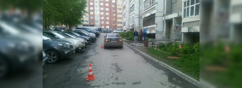 В Березовском Mazda сбила ребенка, который во дворе резко выбежал из-за машин