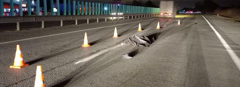 Под Екатеринбургом мужчина на полном ходу выпрыгнул из машины и погиб