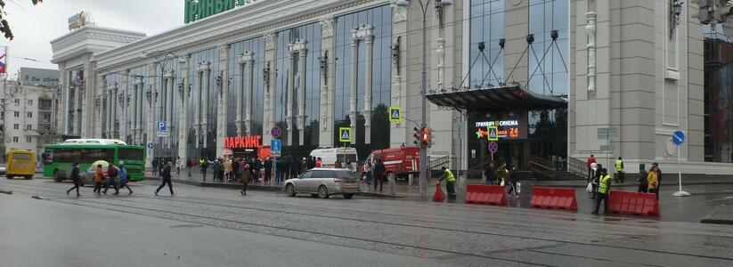 Торговые центры Екатеринбурга просят посетителей носить с собой QR-код