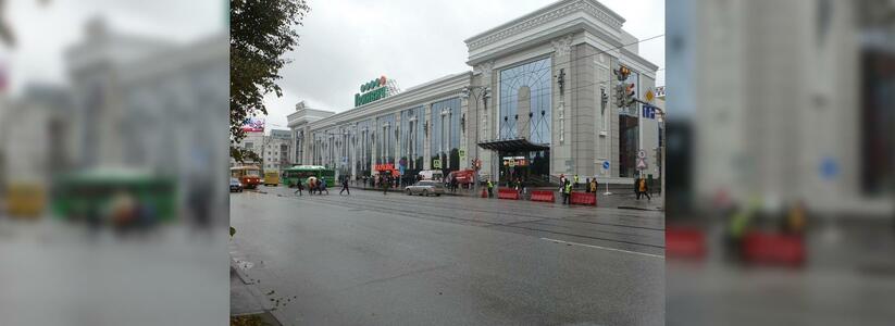 Свердловский губернатор рассказал, когда откроют уличные кафе и торговые центры