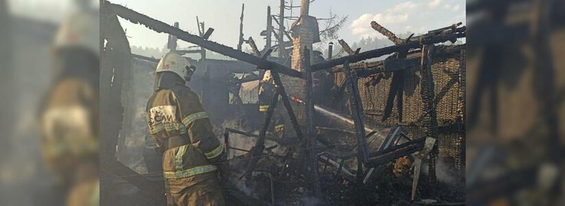 Под Екатеринбургом полностью сгорели 13 садовых домов